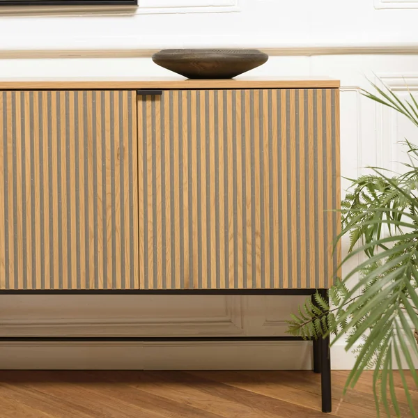 Buffet 4 portes décor effet bois rainuré noir et naturel OLETTA