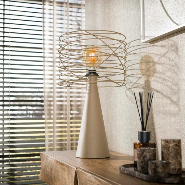 Lampe de salon métal beige pied conique RALF
