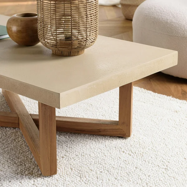 Table basse 120x70cm en béton beige pieds croisés en teck DIKA