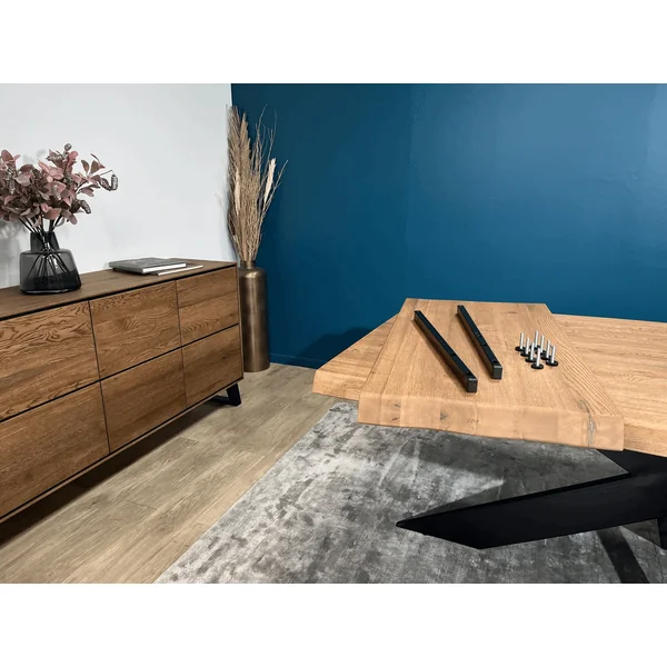 Table extensible chêne brun bords naturels pied noir fin 240 cm PALERME